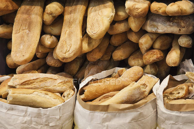 Куча свежей выпечки хлеба — стоковое фото
