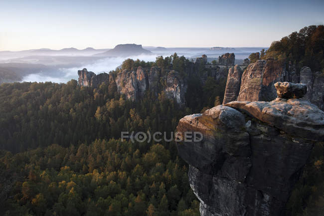 Mattinata scenografica a Bastei, Montagne dell'Elba, Parco nazionale della Svizzera sassone, Germania — Foto stock