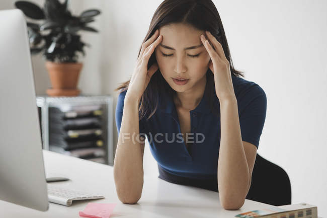 Молодий підприємець, страждають від головного болю на реєстрації в office — стокове фото