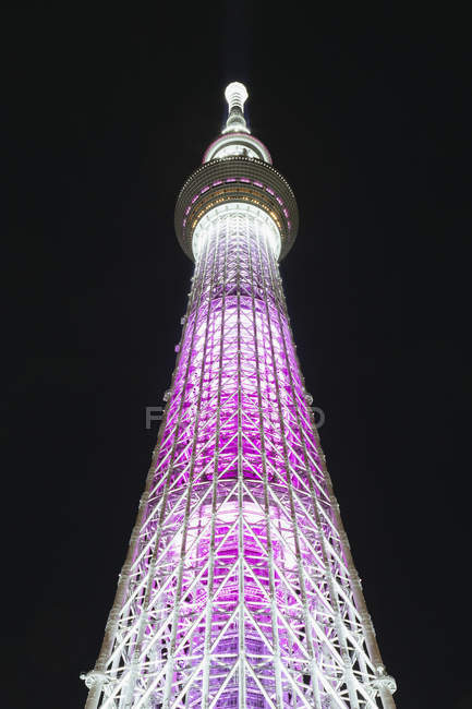 Vista de ángulo bajo de Tokyo Skytree iluminado por la noche - foto de stock