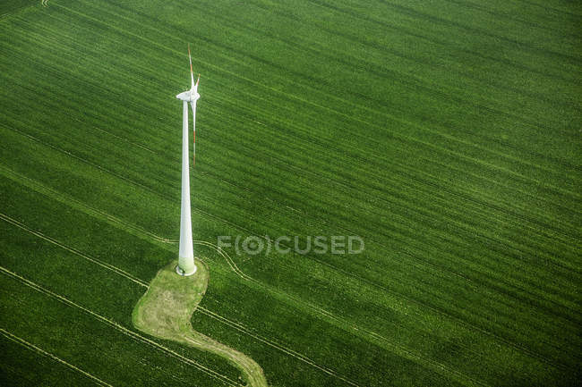 Vista ad alto angolo della turbina eolica sul paesaggio verde — Foto stock