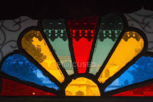 Close-up de multi colorido janela manchada — Fotografia de Stock