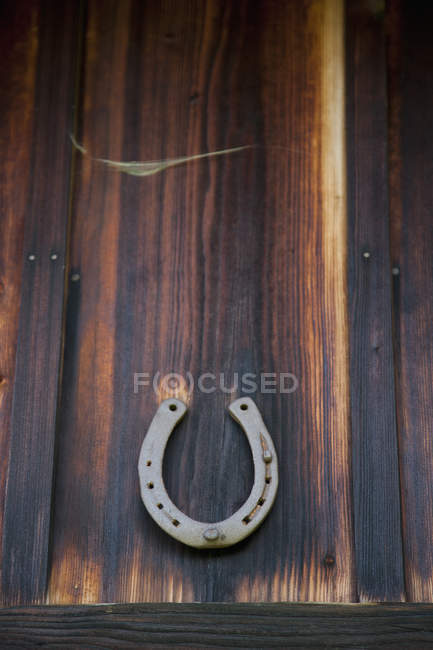 Buena suerte herradura en pared de madera — Stock Photo