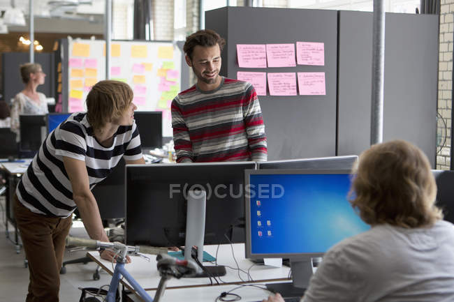 Colleagues working in office during daytime — Stock Photo