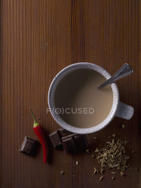 Вище вид кави, в оточенні шоколад з Чилі і спеції — Stock Photo