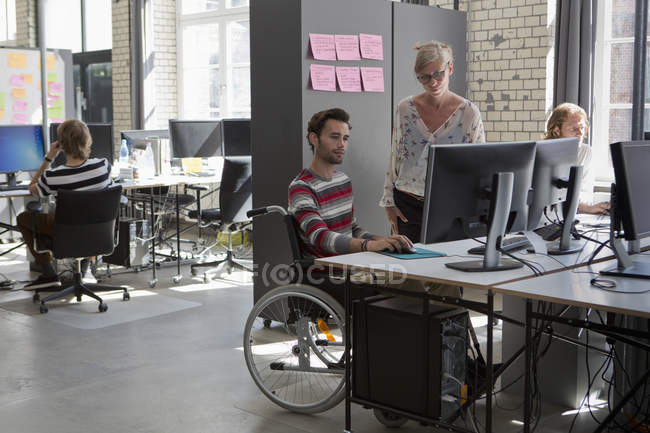 Мужчина и женщина работают за компьютером в офисе — стоковое фото