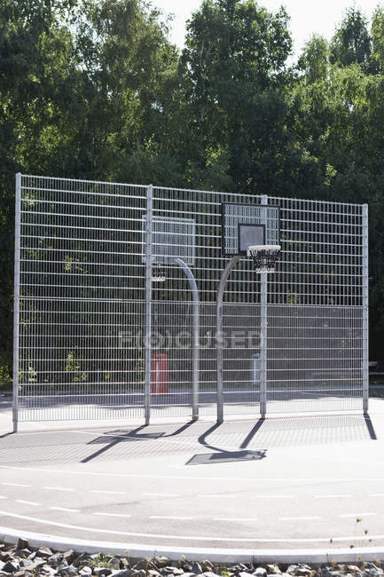 Basket ball court in park in sunny weather — Stock Photo