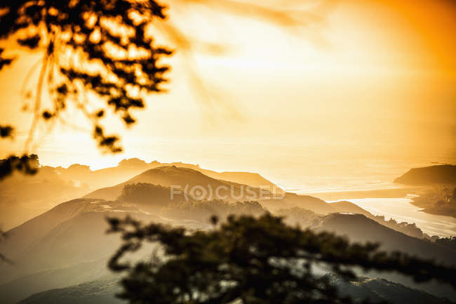 Сценический вид на горы пастельные силуэты во время заката — стоковое фото