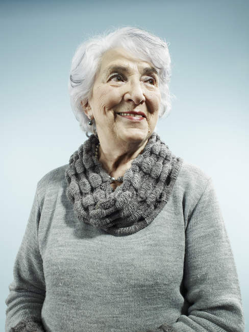 Ritratto di elegante donna anziana che sorride e distoglie lo sguardo — Foto stock