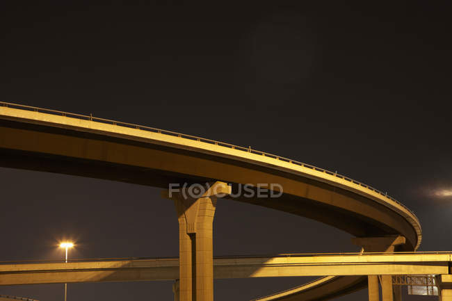 Vista ad angolo basso del cavalcavia autostradale di notte — Foto stock
