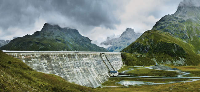 Vista panoramica della diga in mezzo alla valle della montagna — Foto stock