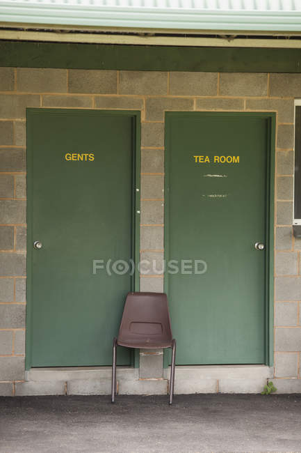 Кафедра за межами чоловічі і чай кімнатних двер — стокове фото