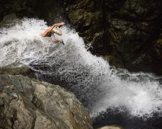 Vista panoramica dell'uomo che salta in cascata — Foto stock