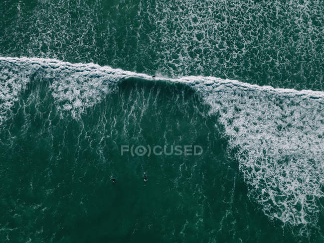 Вид с воздуха на серфинг на океанских волнах — стоковое фото