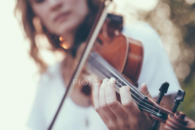 Закри молода жінка грає скрипка — стокове фото