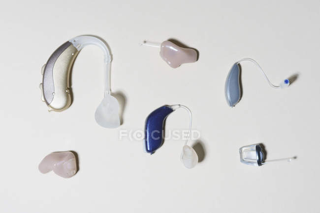 Vue à angle bas de diverses aides auditives disposées sur la table — Photo de stock