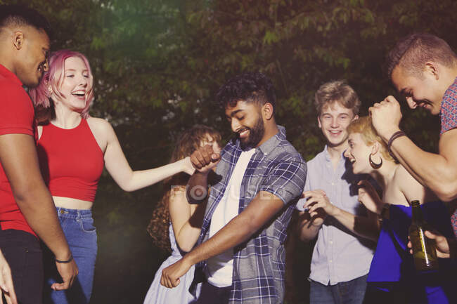 Веселые многонациональные друзья, танцующие во дворе во время вечеринки — стоковое фото