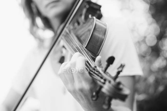 Gros plan de la jeune femme jouant du violon — Photo de stock