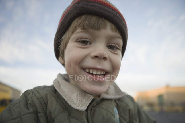 Jeune garçon portant un chapeau — Photo de stock