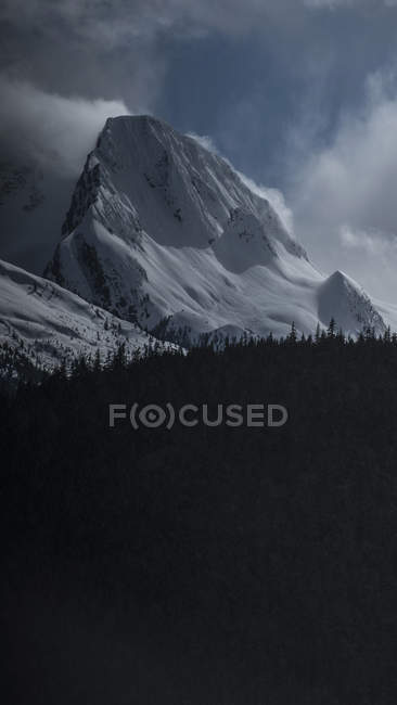 Vue panoramique de la montagne enneigée contre le ciel, Tantalus, Colombie-Britannique, Canada — Photo de stock