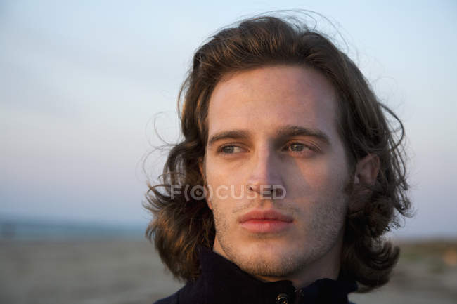 Un joven en la playa, retrato - foto de stock