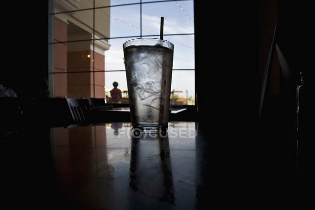 Поверхні рівня подання склянку води льоду на стіл в ресторані — стокове фото