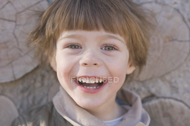 Jeune garçon souriant à la caméra — Photo de stock