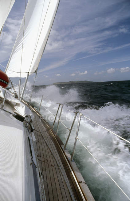 Yacht A Vela In Mare Mosso Il Giorno D Estate Cielo Nuvole Stock Photo