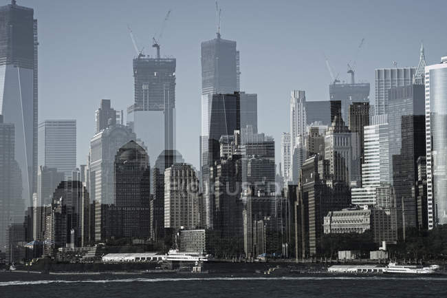 Doble exposición del Distrito Financiero de Manhattan, Nueva York, EE.UU. - foto de stock