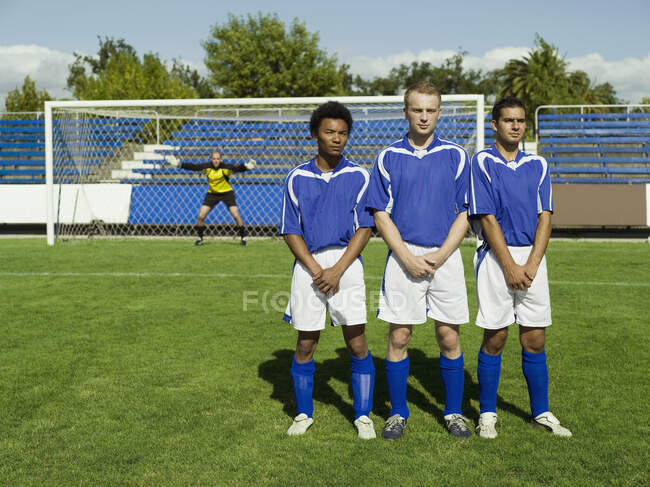 Трьох футболістів, захищаючи себе від штрафний удар — стокове фото