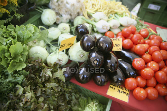 Assorted vegetables at market counter — Stock Photo