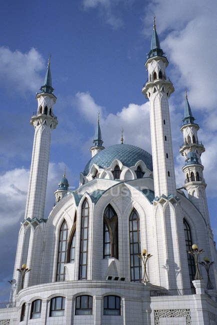 Fachada de la Mezquita de Qolsharif contra el cielo nublado - foto de stock