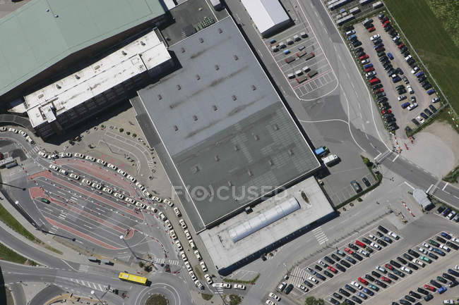 Vista aérea del techo del aeropuerto y estacionamiento - foto de stock