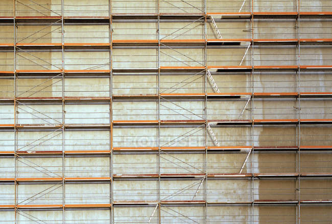 Plan plein cadre des échafaudages devant la façade du bâtiment — Photo de stock