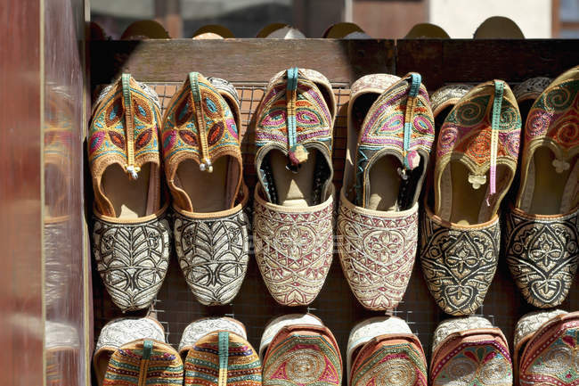Arabian slippers arranged for sale in market stall — Stock Photo