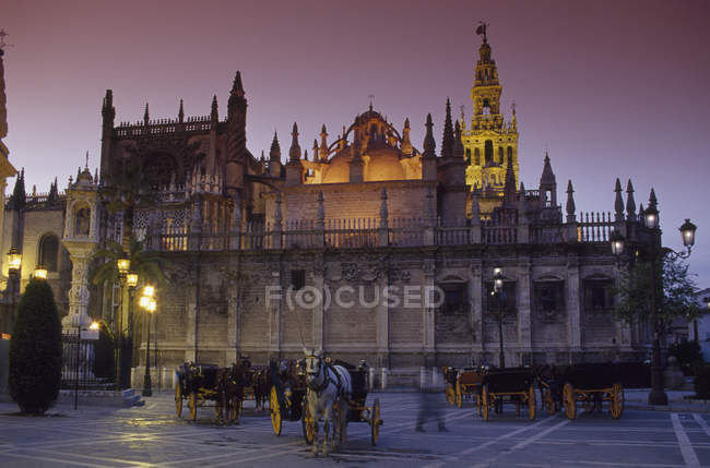 Esterno della Cattedrale di Siviglia al crepuscolo, Cattedrale di Santa Maria de la Sede, Siviglia, Spagna — Foto stock