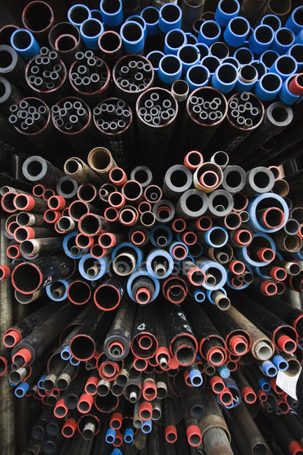 Vista lateral de varios tubos metálicos apilados - foto de stock
