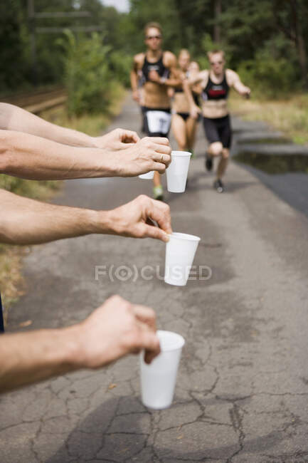 Refrescos para atletas que corren en carreras deportivas — Stock Photo