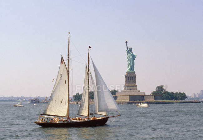 Veleiro navegando pela Ilha Ellis com estátua Liberty, Nova York, EUA — Fotografia de Stock