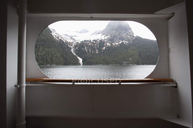 Vue du fjord de Tracy Arm par la fenêtre d'un navire à passagers, Alaska — Photo de stock