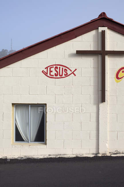 Símbolo de peixe cristão com Jesus lettering na parede da igreja — Fotografia de Stock