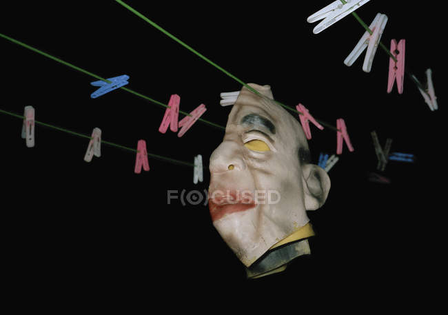 Masque monstre en caoutchouc accroché sur corde à linge — Photo de stock