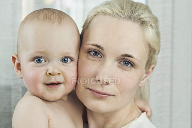 Madre e hijo mirando a la cámara - foto de stock