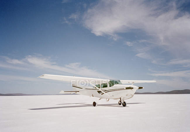 Avion hélice atterri sur le sel à plat sur le ciel bleu — Photo de stock