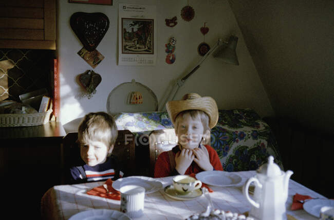 Двоє хлопців сидять за обіднім столом. — стокове фото