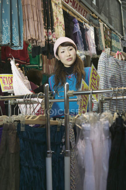 Young woman shopping in clothes store, Tokyo, Japan — Stock Photo