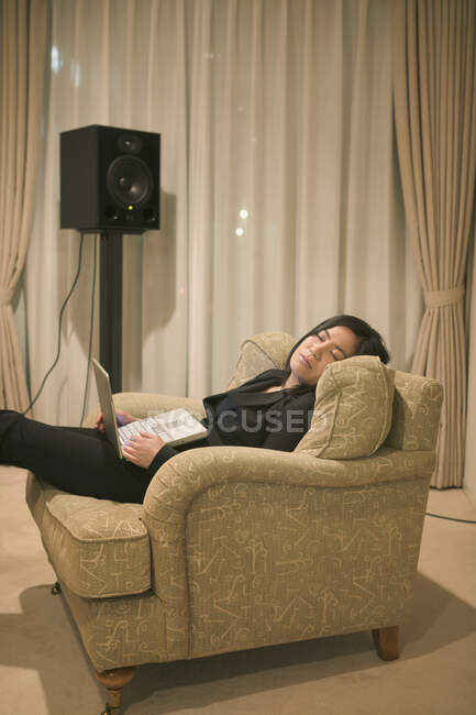 Mujer descansando en sillón portatil, Tokio, Japón - foto de stock
