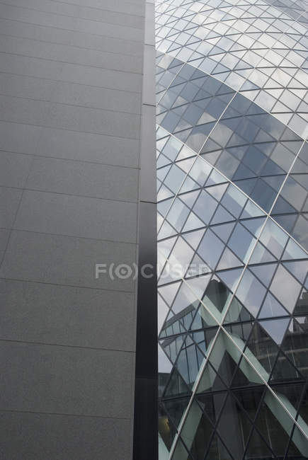 Dettaglio della moderna facciata dell'edificio nel quartiere degli affari — Foto stock