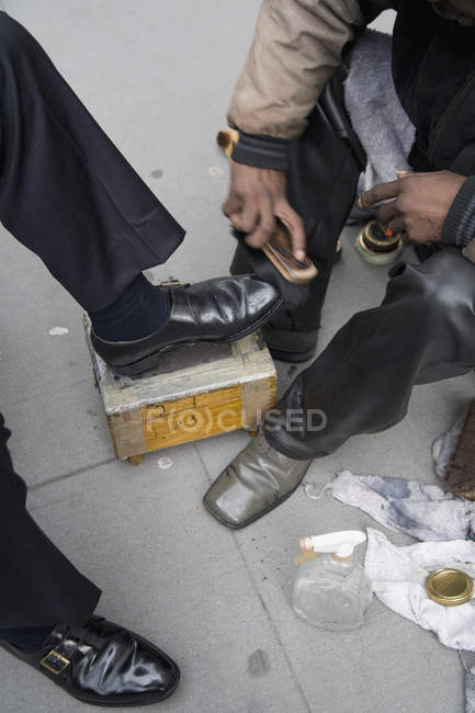 Ernte Schuhputzer arbeitet auf der Straße — Stockfoto