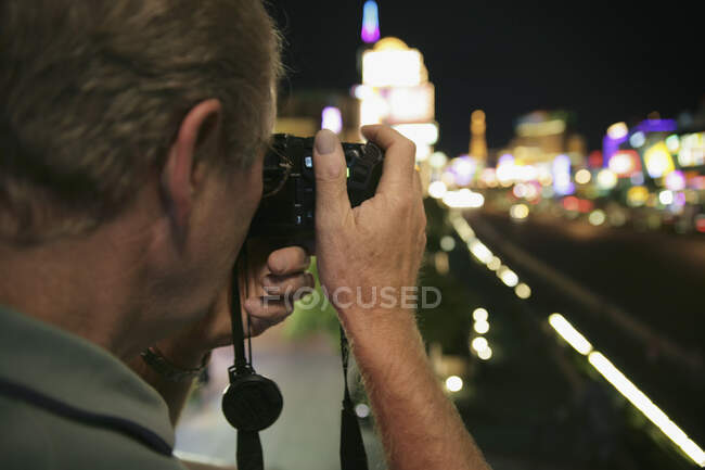 A senior man taking a picture of the Las Vegas strip at night — Stock Photo